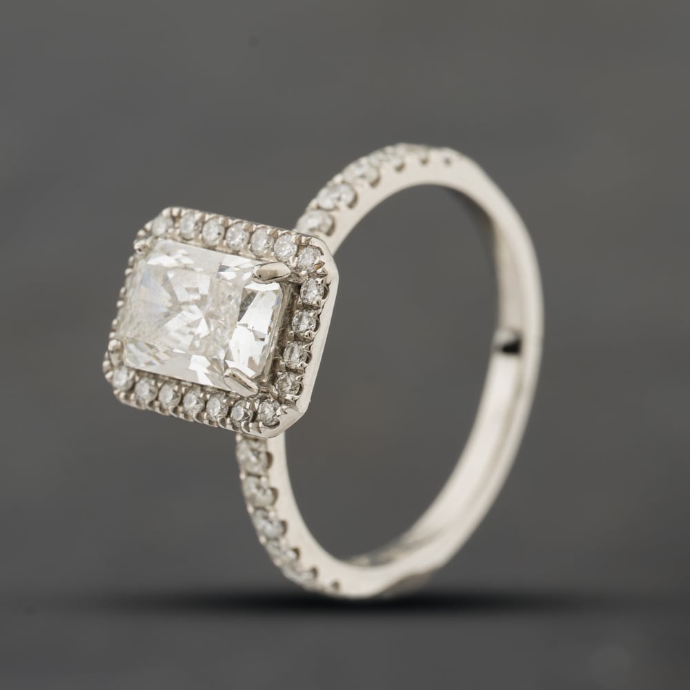 Second Hand Platinum 2.00ct Brilliant Cut Lab Grown Diamond Oblong Halo Cluster Ring 41104397