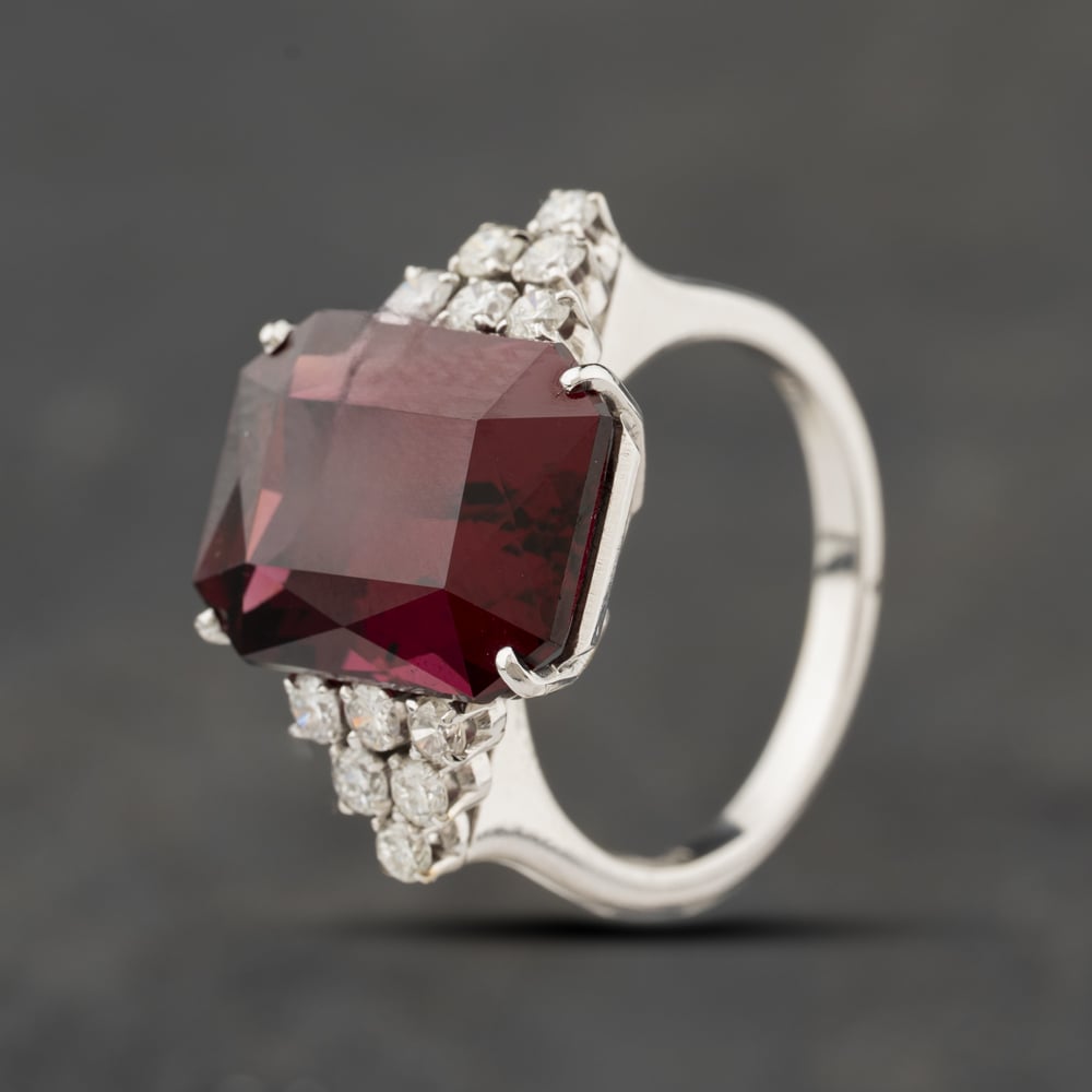 Second Hand 18ct White Gold 14.00ct Garnet & 0.48ct Brilliant Cut Diamond Cluster Ring 41121029