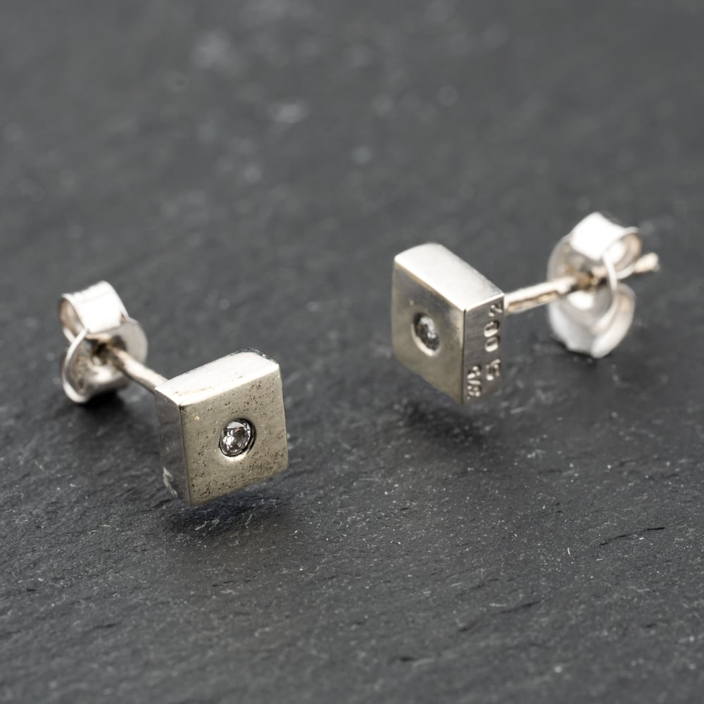 Second Hand 9ct White Gold 0.05ct Brilliant Cut Diamond Stud Earrings 41174055