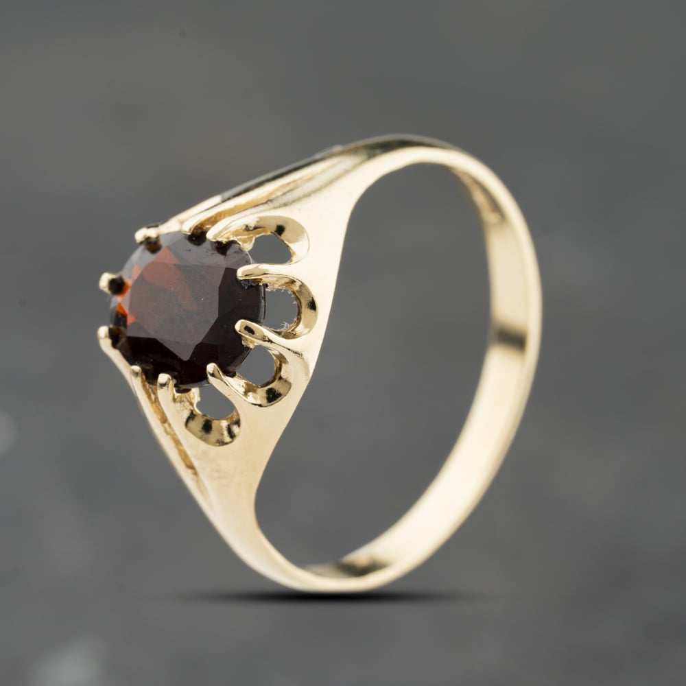 Second Hand 9ct Yellow Gold Garnet Oval Signet Ring 41342345