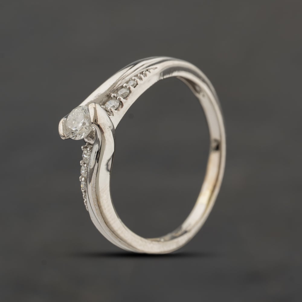 Second Hand 9ct White Gold 0.25ct Brilliant Cut Diamond Twist Shoulder Set Solitaire Ring 41383559