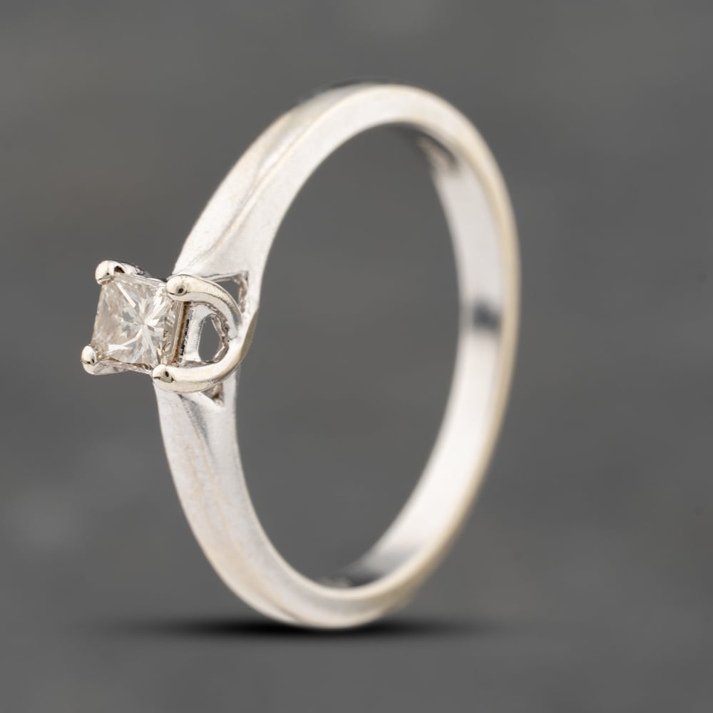 Second Hand 9ct White Gold 0.25ct Princess Cut Diamond Solitaire Ring 41383768