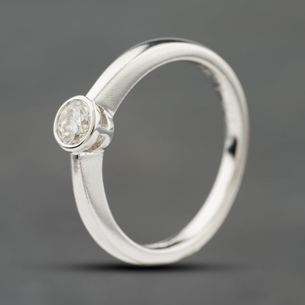 Second Hand 18ct White Gold 0.29ct Brilliant Cut Diamond Rub Over Set Solitaire Ring 41482648
