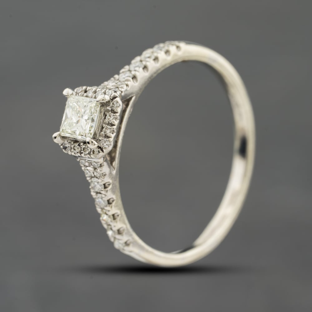 Second Hand 9ct White Gold 0.50ct Princess Cut Diamond Cluster Ring 41482650