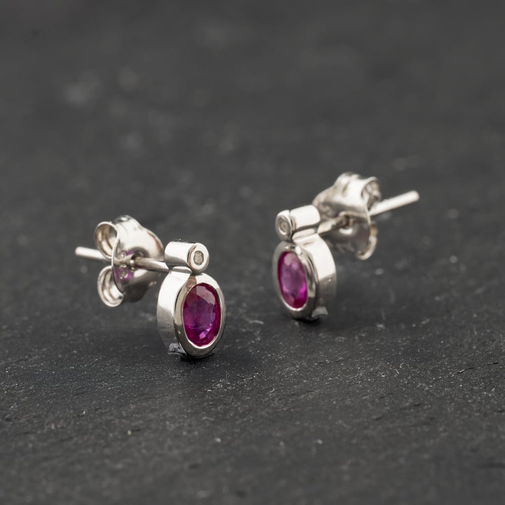 Second Hand 9ct White Gold 0.76ct Ruby & 0.01ct Diamond Oval 7.4mm Stud Earrings 43171460