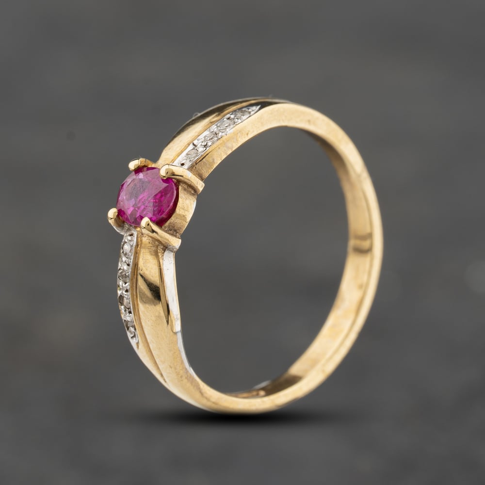 Second Hand 9ct Yellow Gold Ruby & 0.04ct Diamond Oval Dress Ring 43351069