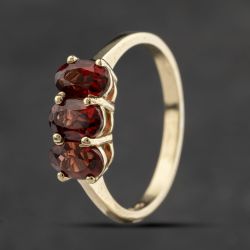 Second Hand 9ct Yellow Gold Garnet Oval Three Stone Ring 41103382