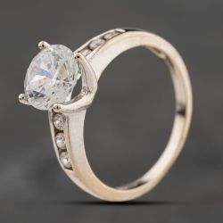 Second Hand 9ct White Gold Cubic Zirconia Shoulder Set Solitaire Ring 41104240