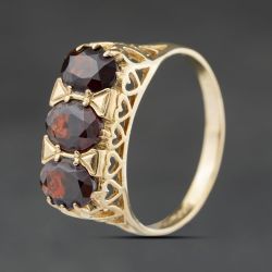 Second Hand Vintage 9ct Yellow Gold Garnet Three Stone Ring 41104522