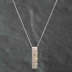 Second Hand 9ct White Gold Brilliant Cut Diamond Oblong Bar Pendant & 18 Inch Curb Chain 41141186