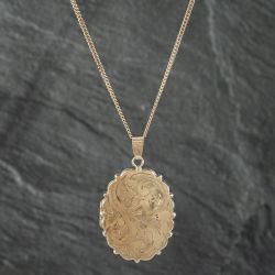 Second Hand 9ct Yellow Gold Large Scollop Edge Hand Engraved Locket Pendant & 16 Inch Curb Chain 41142348