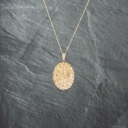 Second Hand 9ct Yellow Gold Oval Hand Engraved Locket Pendant & 18 Inch Curb Chain 41142733