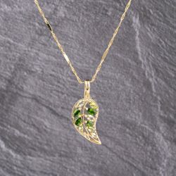 Second Hand 9ct Yellow Gold Diopside & Peridot Leaf Chain Pendant & 18 Inch Fancy Chain 41143028