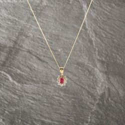 Second Hand 9ct Yellow Gold Synthetic Stone & 0.03ct Diamond Flower Pendant & 18 Inch Curb Chain 41143222