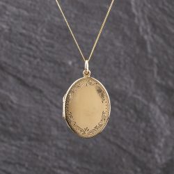 Second Hand 9ct Yellow Gold Oval Patterned Locket Pendant & 18 Inch Curb Chain 41143279