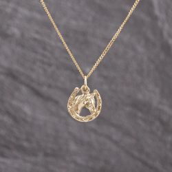 Second Hand 9ct Yellow Gold Horse Shoe Charm Pendant & 18 Inch Curb Chain 41143296