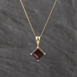 Second Hand 9ct Yellow Gold Garnet Square Gemstone Pendant & 18 Inch Curb Chain 41143547