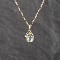 Second Hand Yellow Gold Blue Topaz Oval Pendant & 18 Inch Prince Of Wales Chain 41143627