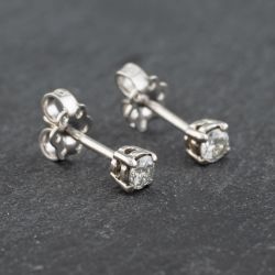 Second Hand 18ct White Gold Diamond Single Stone Stud Earrings 41172684