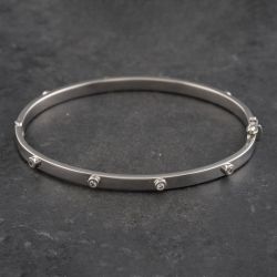 Second Hand 9ct White Gold Cubic Zirconia Oval Standard Hinged Bangle 41211292