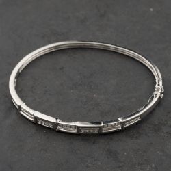 Second Hand 9ct White Gold 0.20ct Brilliant Cut Diamond Brick Patterned Hinged Bangle 41211402