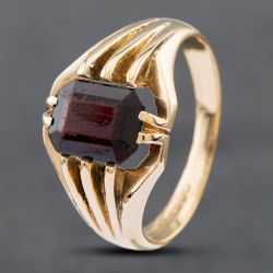Second Hand 9ct Yellow Gold Garnet Single Stone Signet Ring 41341316