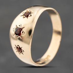 Second Hand 9ct Yellow Gold Garnet Three Stone Ring 41342182