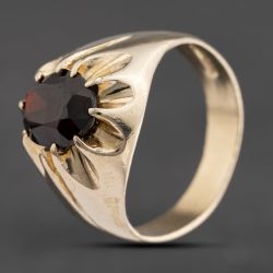 Second Hand 9ct Yellow Gold Garnet Oval Signet Ring 41342189