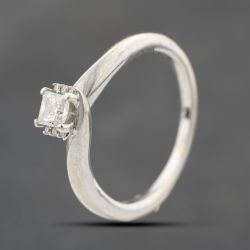 Second Hand 9ct White Gold 0.25ct Princess Cut Diamond Shoulder Set Solitaire Ring 41383836