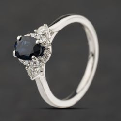 Second Hand 18ct White Gold Sapphire & 0.25ct Brilliant Cut Diamond Oval Diamond Shoulders Cluster Ring 41482351