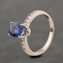 Second Hand 18ct White Gold Tanzanite & 0.25ct Diamond Shoulders High Set Dress Ring 41482450