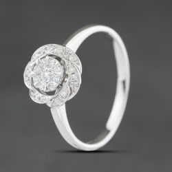 Second Hand Vintage 18ct White Gold 0.25ct Diamond Halo Cluster Ring 41482567
