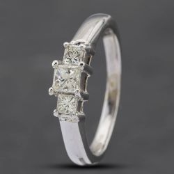 Second Hand 14ct White Gold Princess Cut Diamond Graduated Three Stone Ring 43121080