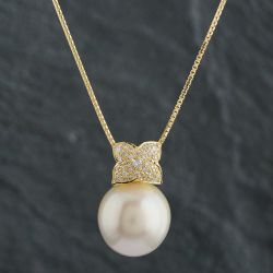 Second Hand 18ct Yellow Gold Diamond & 0.32ct South Sea Pearl Pendant & 18 Inch Box Chain 4314132