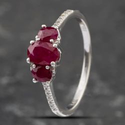Second Hand 14ct White Gold Oval Cut Ruby & Diamond Set Shoulders Three Stone Ring 43351028