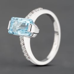 Second Hand 18ct White Gold 3.21ct Blue Topaz & 0.15ct Brilliant Cut Diamond Shoulders Ring 43451020