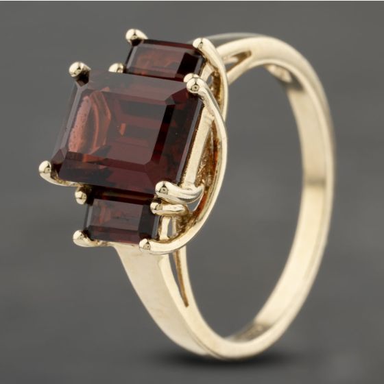 Second Hand 9ct Yellow Gold Garnet Oblong Cut Three Stone Ring 41103296