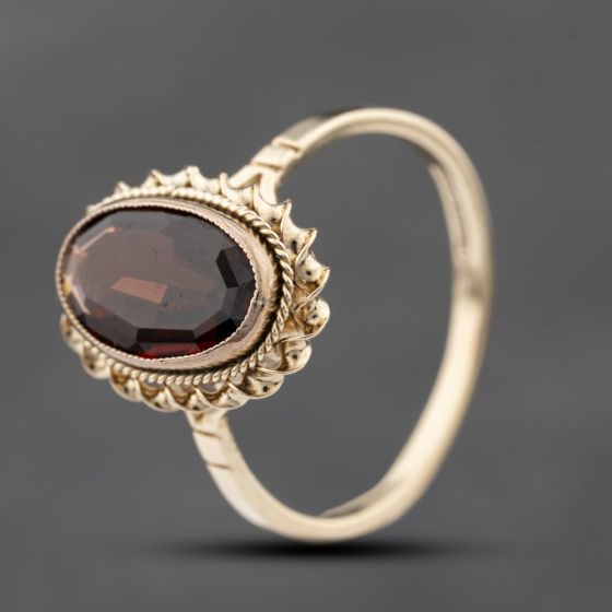 Second Hand 9ct Yellow Gold Garnet Oval Dress Ring 41103804
