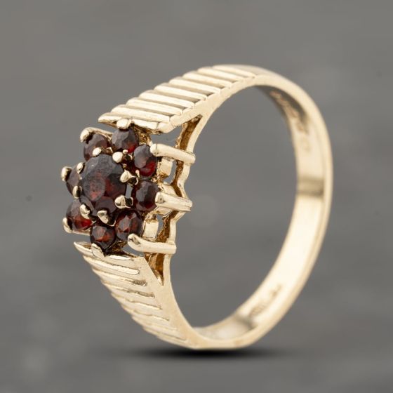 Second Hand 9ct Yellow Gold Garnet Flower Cluster Ring 41103910