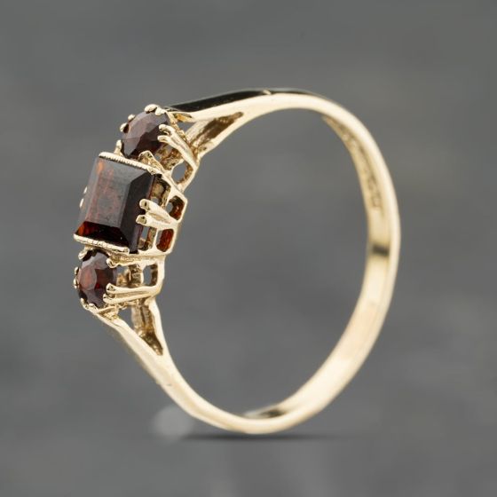 Second Hand 9ct Yellow Gold Garnet Three Stone Ring 41104154