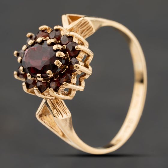 Second Hand 9ct Yellow Gold Garnet Oval Cluster Ring 41104265