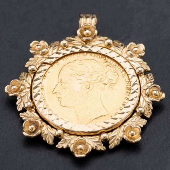 Second Hand 9ct Yellow Gold 1872 Young Queen Victoria Sovereign Coin and Flower Design Mount 4114092
