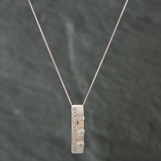 Second Hand 9ct White Gold Brilliant Cut Diamond Oblong Bar Pendant & 18 Inch Curb Chain 41141186