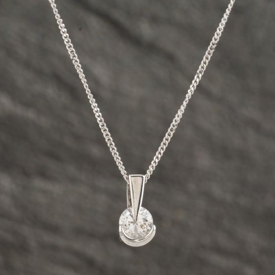 Second Hand 9ct White Gold Cubic Zirconia Round Pendant & 18 Inch Curb Chain 41142244