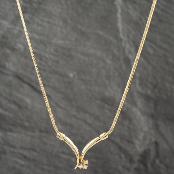 Second Hand 9ct Yellow Gold Brilliant Cut Diamond V Shaped Pendant & 17 Inch Curb Chain 41142549