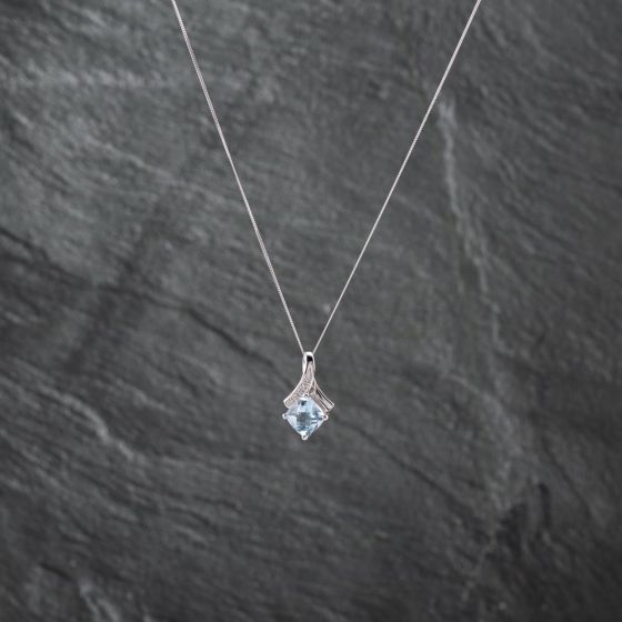 Second Hand 9ct White Gold Topaz & 0.01ct Diamond Pendant & 18 Inch Curb Chain 41142727