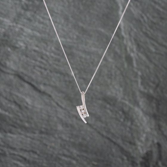 Second Hand 9ct White Gold Cubic Zirconia Pendant & 18 Inch Curb Chain 41142826