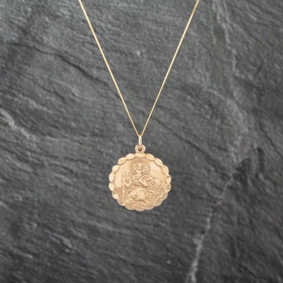 Second Hand 9ct Yellow Gold Scallop Edged St Christopher Pendant & 18 Inch Curb Chain 41143071