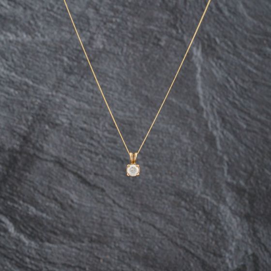 Second Hand 9ct Yellow Gold Cubic Zirconia Round Pendant & 18 Inch Curb Chain 41143088