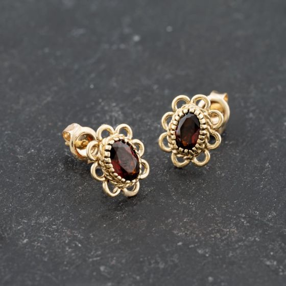 Second Hand Yellow Gold 10.8mm Garnet Oval Scalloped Edge Stud Earrings 41173703